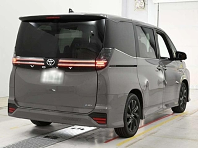 Toyota Voxy R90 Hybrid S-Z 2026, наш лот, сзади 3/4