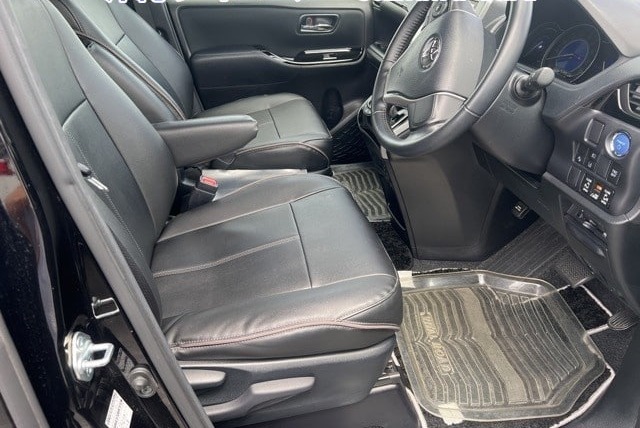 Кожаный салон Toyota Voxy с красной строчкой, водительское место