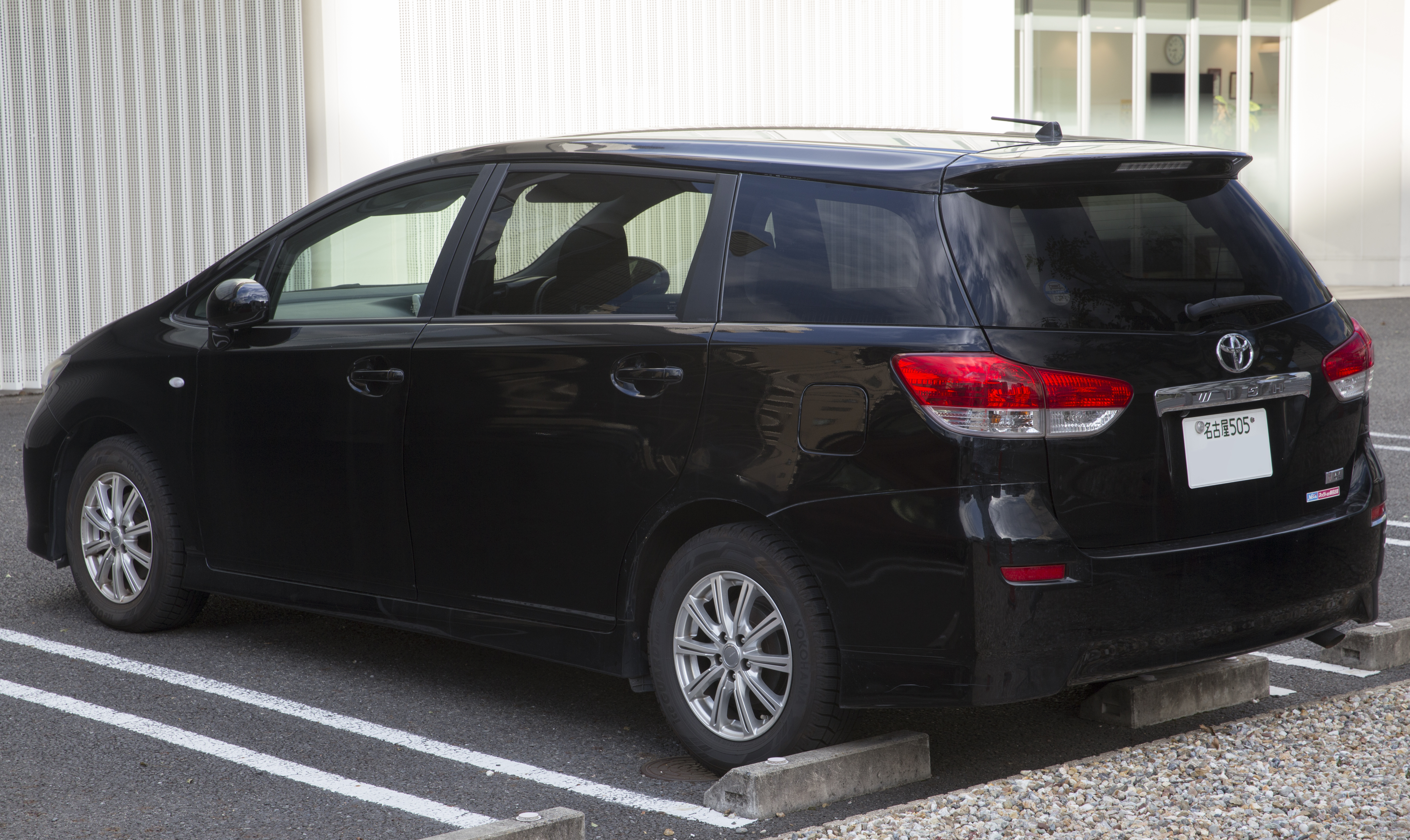 Задняя часть и пятая дверь Toyota Wish второго поколения, реальное фото