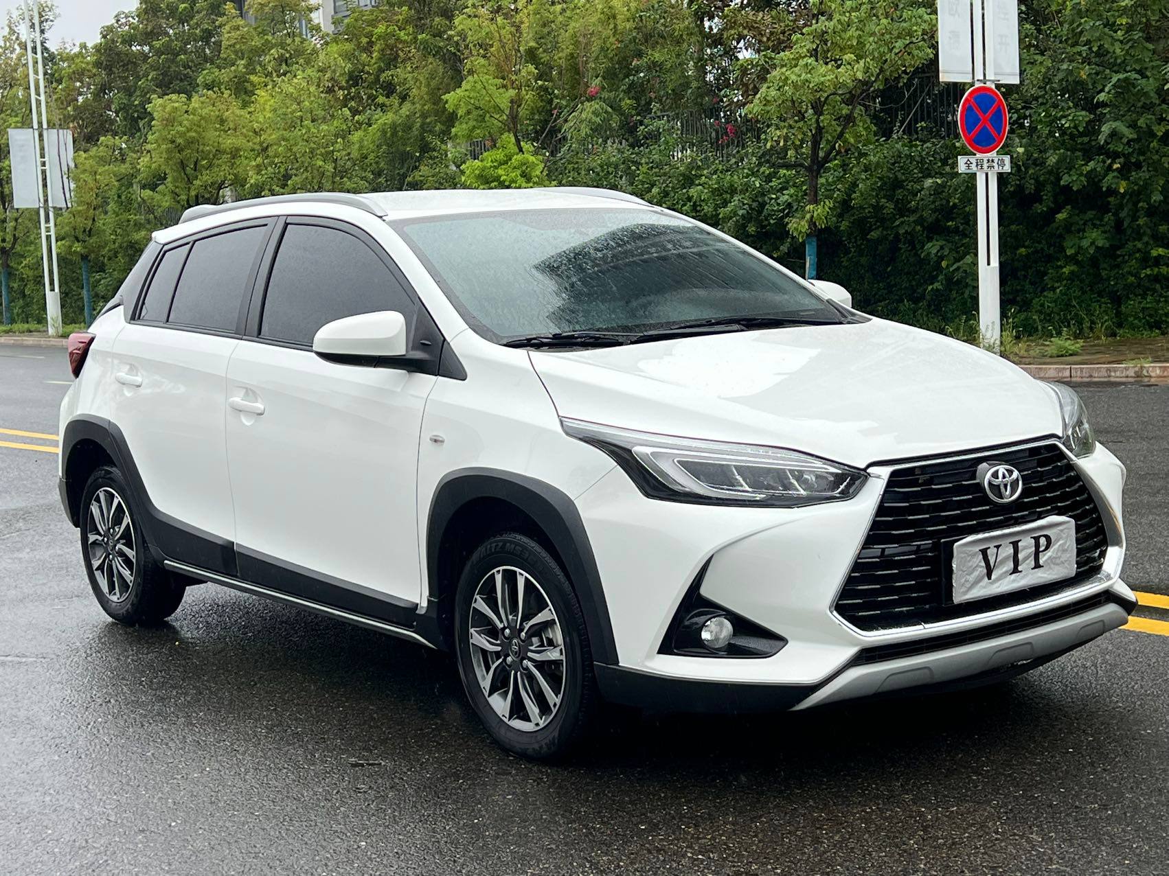 Toyota Yaris L X 2022, наш лот, спереди 3/4