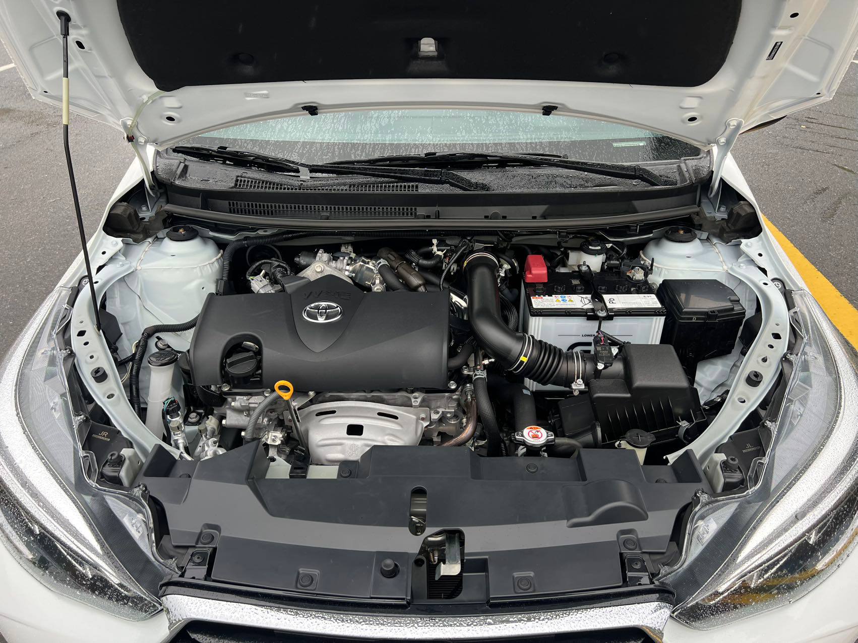 Подкапотное пространство Toyota Yaris L с атмосферным мотором 1.5 7NR-FE