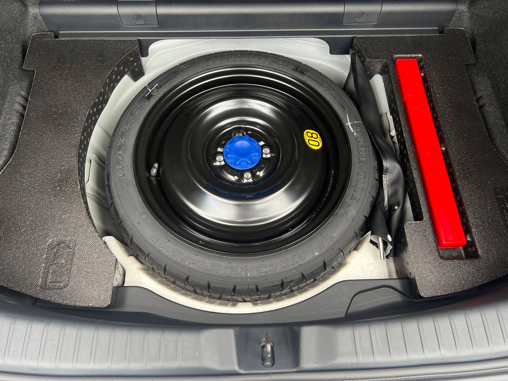 Докатка под полом багажника Toyota Yaris L