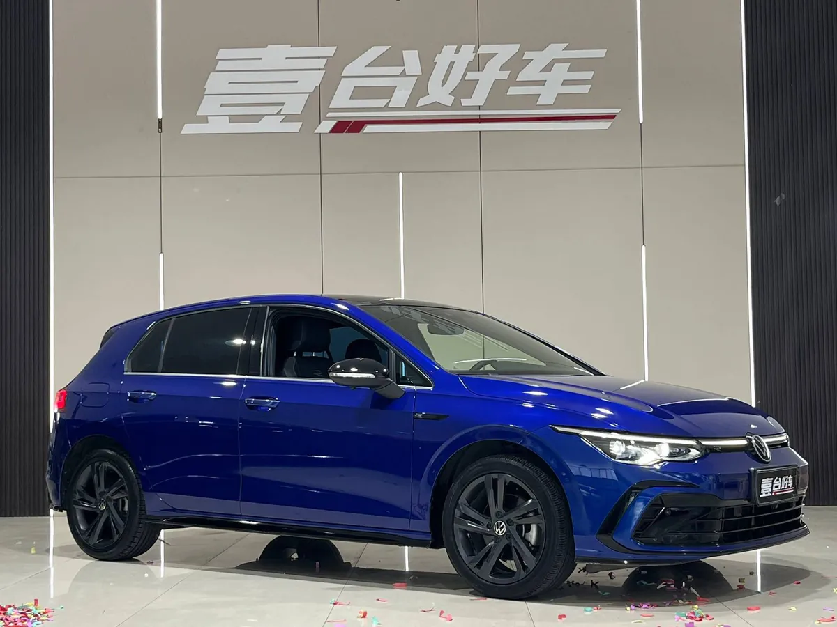 Volkswagen Golf R-Line 2022, вид спереди сбоку