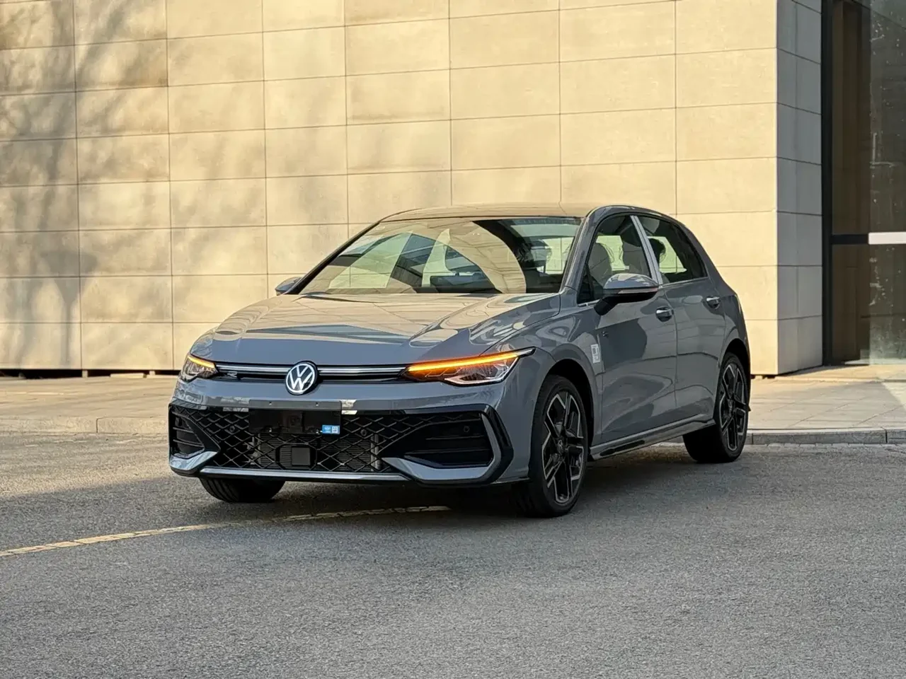 Volkswagen Golf R-Line 2026, серый