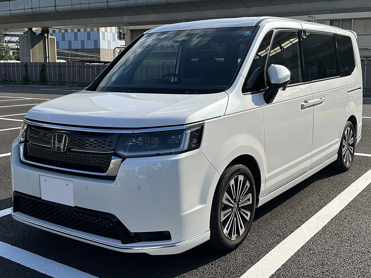 Honda Step Wagon Spada нового поколения, белый